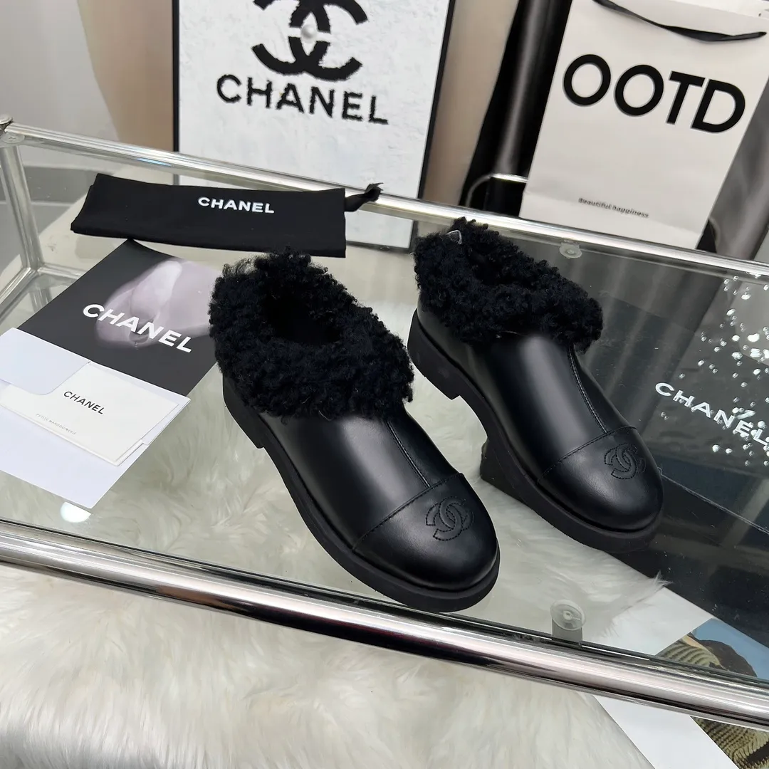 👟👟Ex-factory price 540👟👟 High version of Chanel CHANEL, 🌞🌞🌞Xiaoxiang’s latest 2025 autumn and winter short boots, a must-have item for this autumn and winter season! ! Ms. Chanel loves simple yet irresistible combinations to show her unique style. Mix and match freely to shine⚡Follow Grandma’s fashion steps! ! ! The top-notch craftsmanship and texture are perfectly presented. No matter any details, you can compare them with the counters. The best quality products can be entered and exited from the counters at will! ! ❶Material: imported cowhide/cow suede/wool ❷Lining: sheepskin lining ❸Feet: sheepskin ❹Outsole: original molded sole ❺Heel height: 3cm ❻Number of yards: 35-40 (40 and 41 are customized and non-refundable)